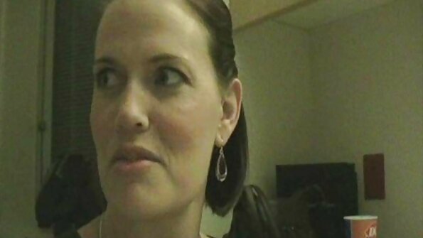 Seksi MILF Helena S Flick Her Pink Cherry