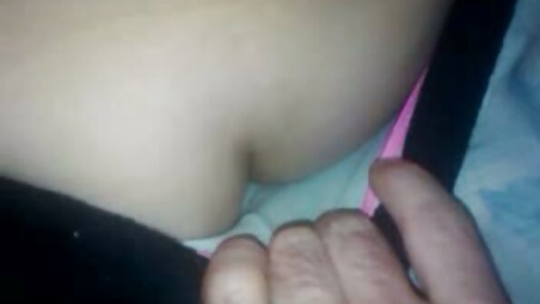 Vroča Milfy poučuje dva novinca