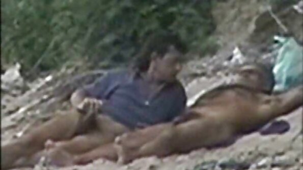 Čudovita blondinka je pribita od zadaj