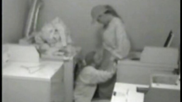 Dve kajenje vroče babe trdo pofukata svojega sostanovalca