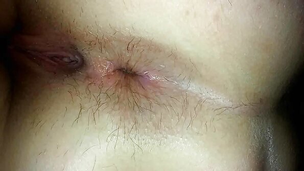 Štiri Eyed Kurba Rhegan OMakin Flaunts Njene prsi