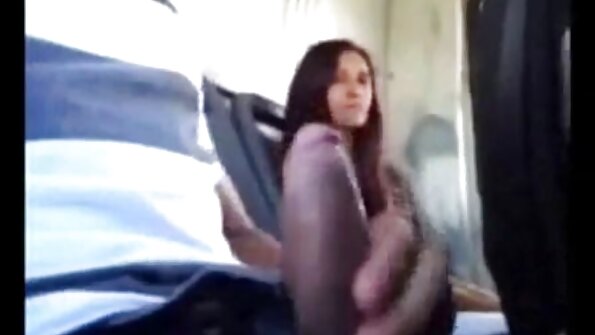Rdečelaska zrela z mehurčastimi joški se zajebava z vibratorjem