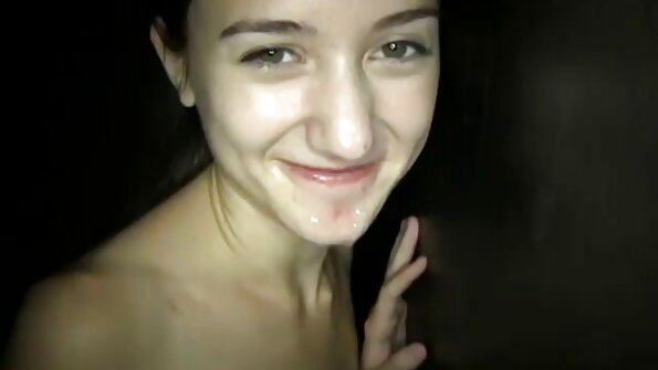 Kratka bomba Tina Kay se igra s svojo mokro muco