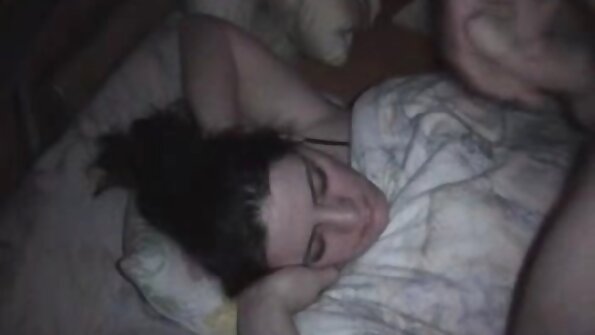 Alexis Crystal in Lilu Moon se ližeta in prstata drug drugemu po rit